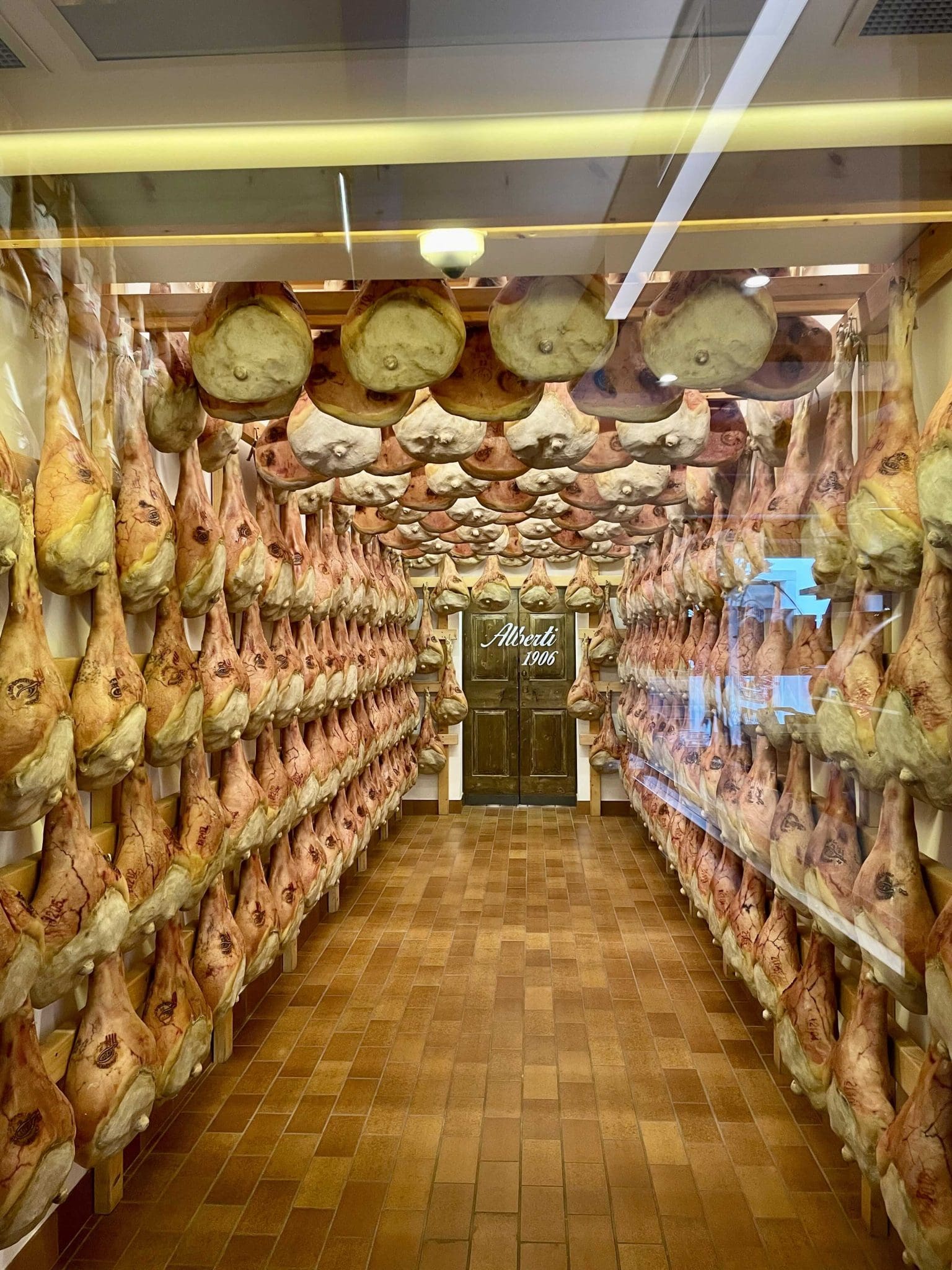Tradicional cave de maturação da La Casa del Prosciutto. - Foto: Arquivo pessoal Waleska Schumacher, Divulgação