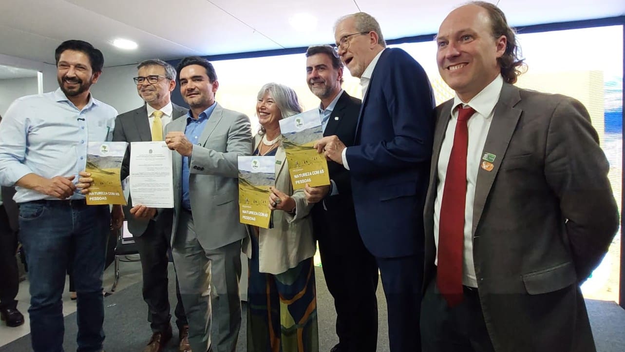 Autoridades celebram a assinatura do protocolo de intenções do Programa Natureza com Pessoas (Foto: Cibele Quirino)