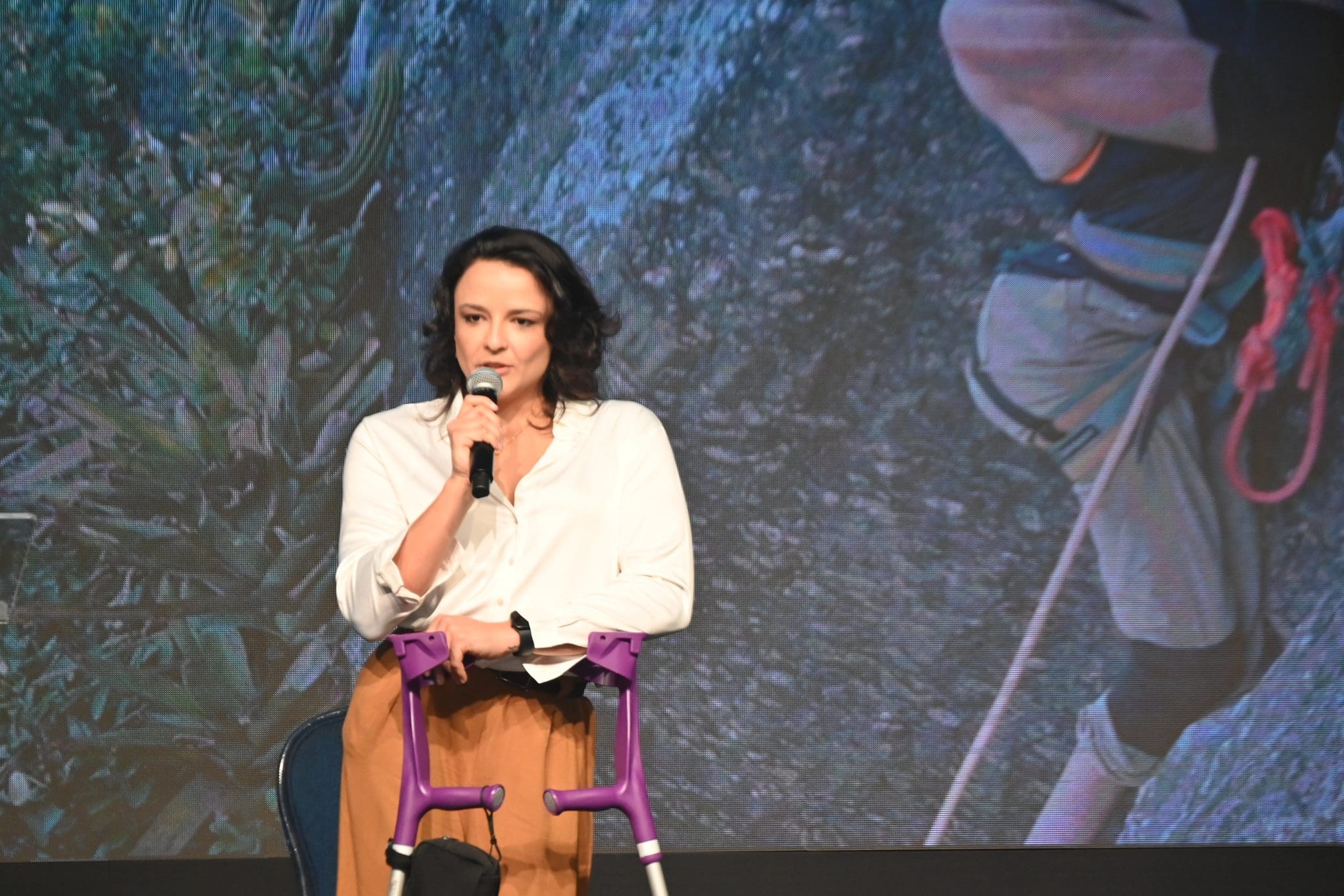 A jornalista Jéssica Paula encerra o CEO Council Experience com relato de superação na palestra Engajamento e Inspiração - Crédito: Polly Eventos 