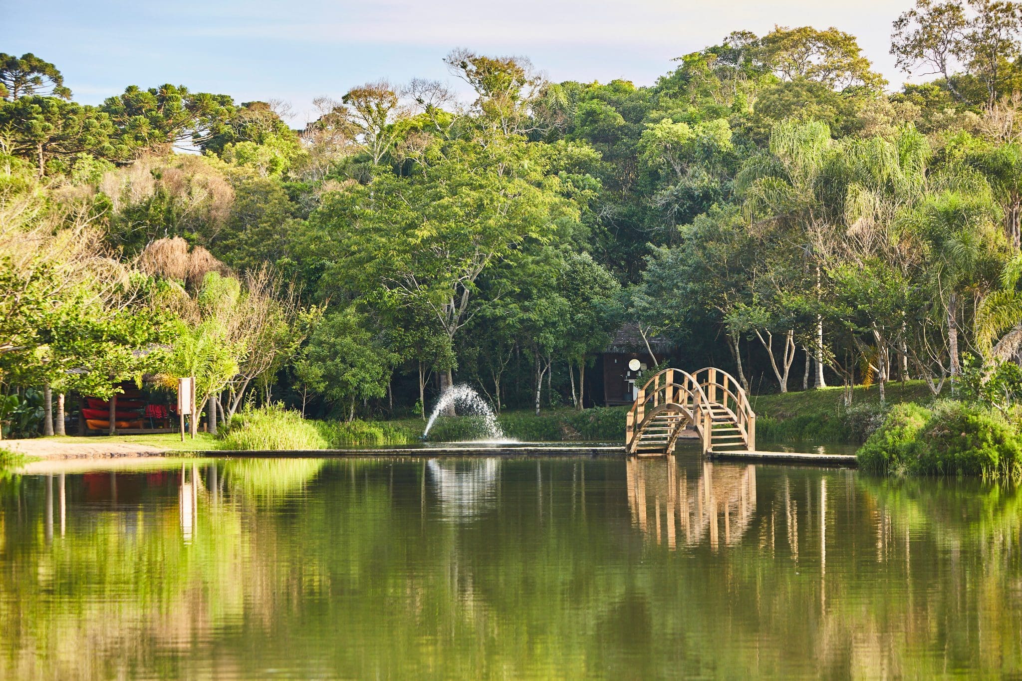 Lago do Morros Verdes Ecolodge é cenário para caiaque, stand-up paddle e momentos de relaxamento (Divulgação/Hotel Fazenda Morros Verdes)