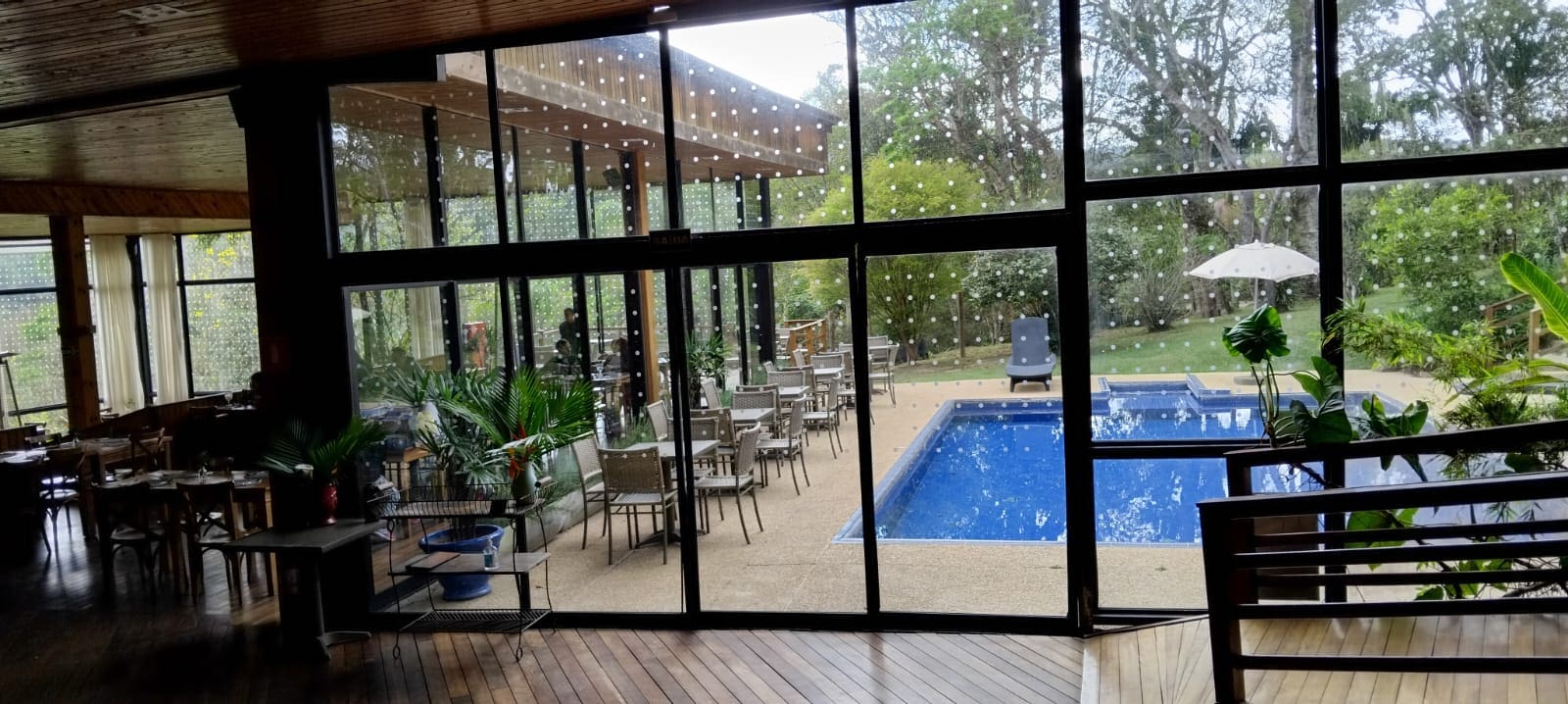 Restaurante e piscina externa do Hotel Fazenda Morros Verdes Ecolodge integrados à paisagem natural – Foto: Denis Rugeri.