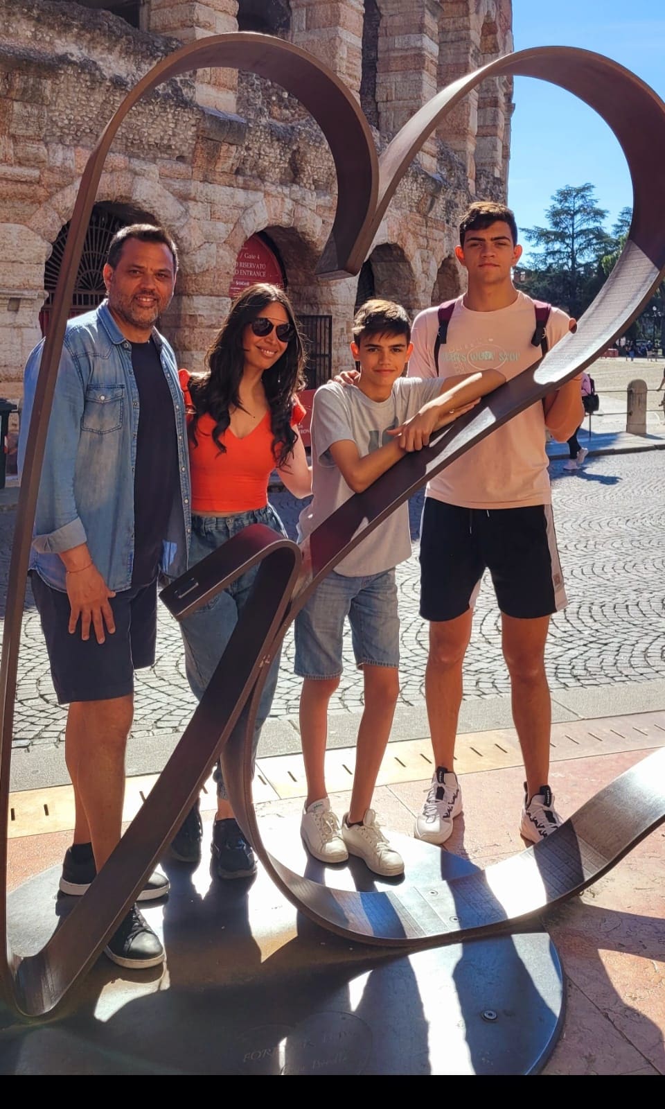 Gastón Burlon, ex-secretário de Turismo de Bariloche, com a companheira e os filhos - Foto: divulgação