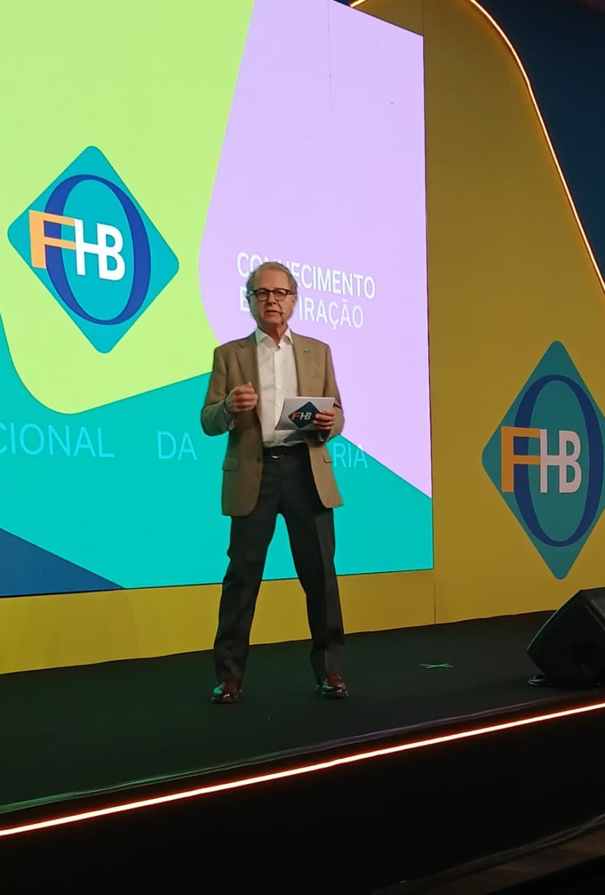 Orlando de Souza, presidente do FOHB, faz a abertura do VII Fórum Nacional da Hotelaria (FNH) - Foto: Paulo Atzingen 