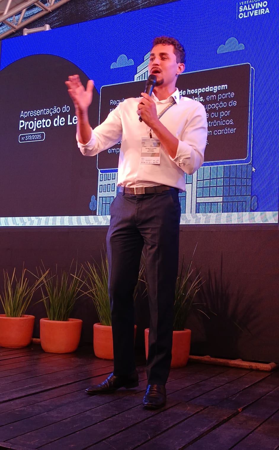 No palco em Paraty, Salvino Oliveira destacou os impactos do Airbnb e de outras plataformas no turismo e nas políticas públicas - Foto: Paulo Atzingen / DT
