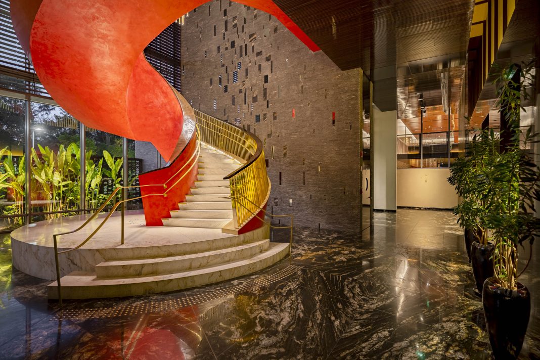 www.tbfoto.com.brJW MARRIOTT SAO PAULO, SAOJW - SP/SP - Julho/2 Escada no lobby do JW Marriott Hotel São Paulo (Créditos Tadeu Brunelli)