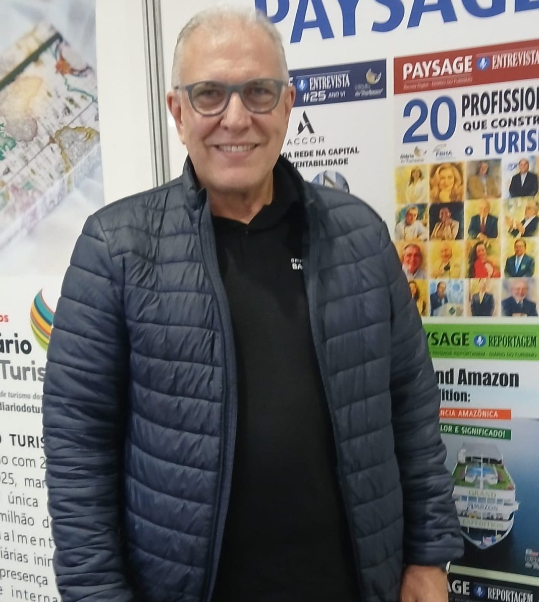 Carlos Eduardo Pereira, diretor-executivo da Bancorbrás Turismo, visita o estande do Diário do Turismo durante o 37º Festuris, em Gramado (RS). - Crédito: DT