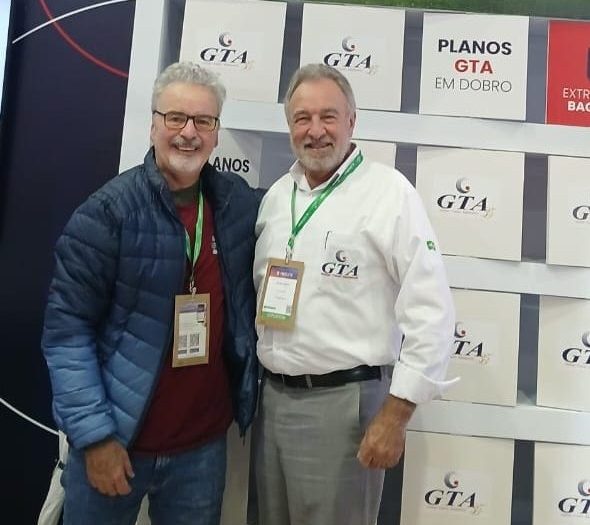 Paulo Atzingen, editor do Diário do Turismo, entrevista Celso Guelfi, CEO e fundador da GTA, durante o Festuris 2025, em Gramado (RS). - Crédito: DT