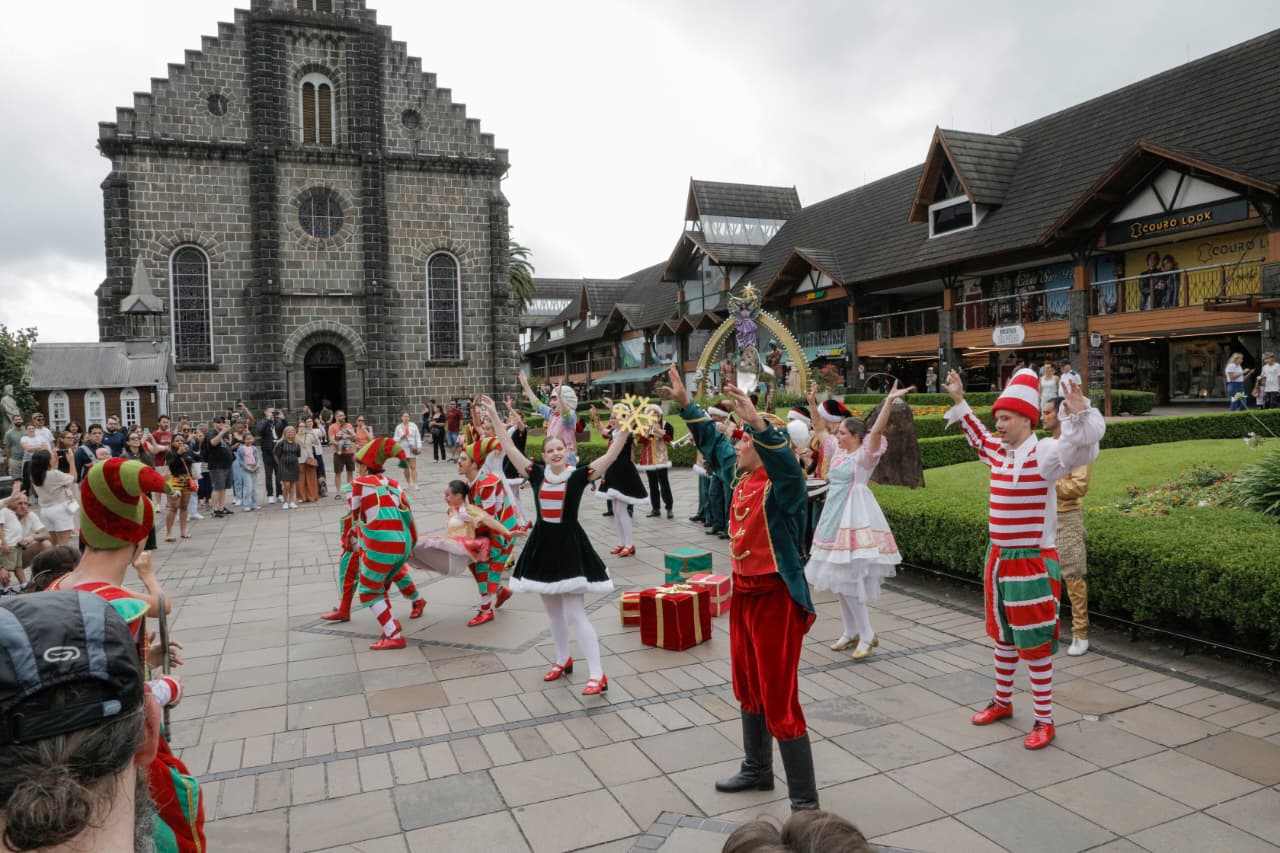Cortejo dos Embaixadores da Magia transforma as ruas centrais de Gramado em um palco a céu aberto durante o Natal Luz.- Cleiton Thiele/Serra Press