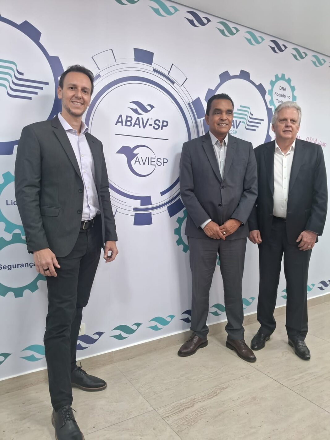ABAV - SP 2 Bruno Waltrick, presidente da Abav-SP/Aviesp; Rui Alves, secretário da cidade de São Paulo; e Edmar Bull, vice-presidente da Abav-SP/Aviesp, durante encontro que reforçou a parceria entre o setor público e a iniciativa privada em prol do turismo - Crédito: Diário do Turismo