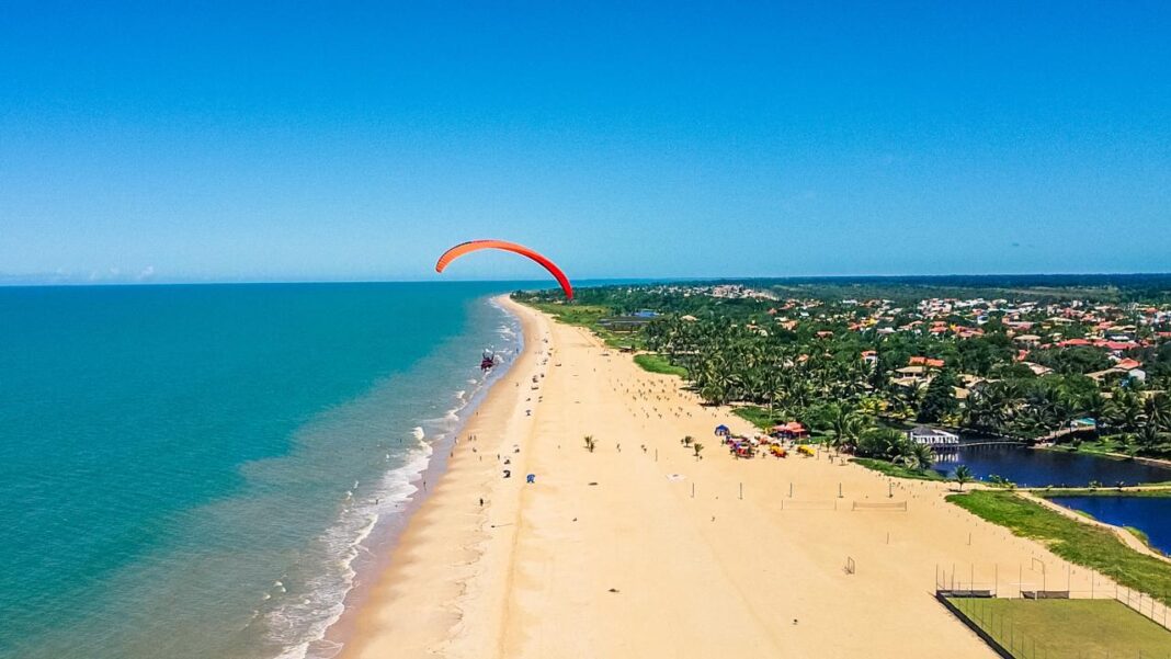 Praias de águas mornas, falésias coloridas e paisagens preservadas fazem de Prado, no sul da Bahia, um dos destinos mais encantadores do litoral brasileiro. - Crédito: divulgação