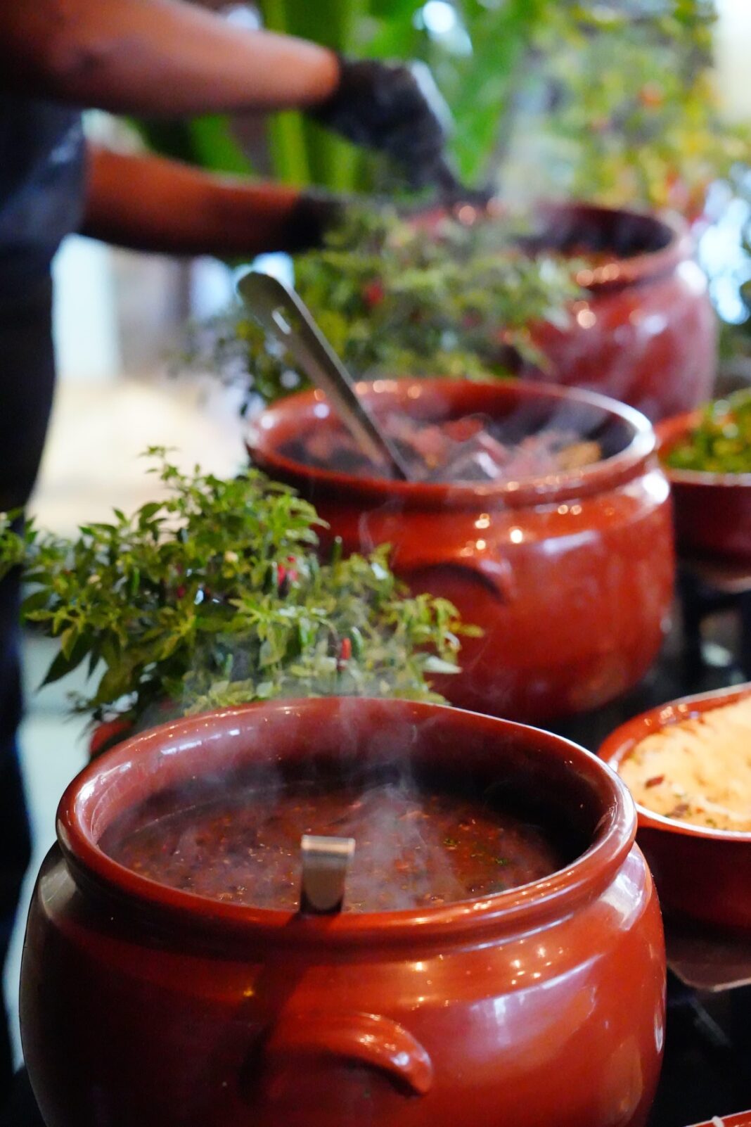Feijoada completa do Pobre Juan é servida em buffet aos sábados de fevereiro, no VillageMall. - Crédito: Frederico Filico