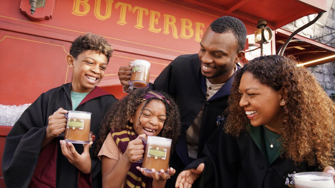 link (66) Universal Destinations & Experiences celebra a temporada de Butterbeer no The Wizarding World of Harry Potter em seus parques ao redor do mundo - Crédito: divulgação