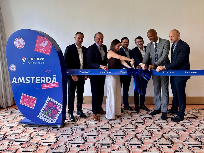 Executivos da LATAM, representantes da GRU Airport, Embratur e autoridades participam da cerimônia de lançamento da nova rota para Amsterdã. Crédito: (Divulgação LATAM)