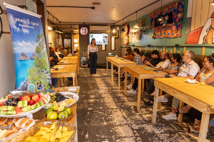 Agentes de viagens de Caruaru recebem capacitação sobre Fernando de Noronha, em café da manhã promovido pela APFN. (3) Fernando de Noronha