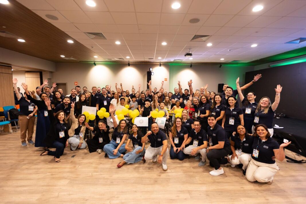 Lideranças do Grupo Hotelaria Brasil reunidas durante a Convenção Gerencial Nacional 2026, realizada no Hampton by Hilton Caraguatatuba Serramar. - Crédito: Divulgação.
