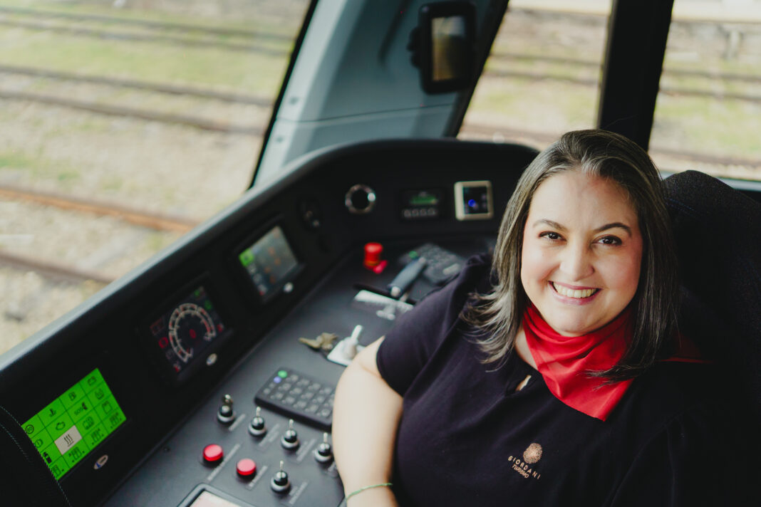 Adriana Munhoz faz primeira viagem como maquinista do Trem do Pampa neste sábado (7) - Crédito: Gabriela dos Santos