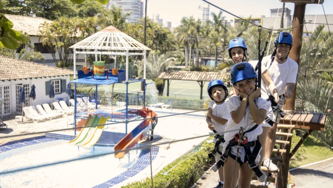 Crianças e pais participam juntos das atividades de arvorismo no Parque da Criança, uma das atrações do Casa Grande Hotel no Guarujá. - Foto: Fernando Moraes