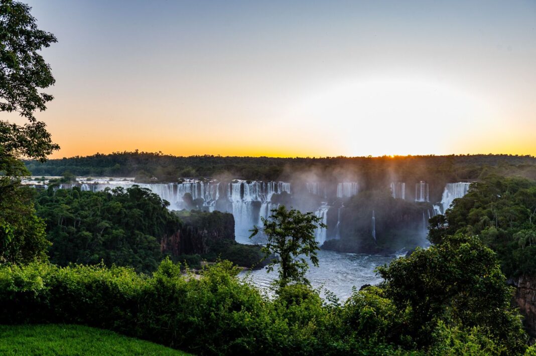 Cataratas do Iguaçu, no Parque Nacional do Iguaçu, já serviram de cenário e inspiração para produções indicadas ao Oscar - Crédito: divulgação