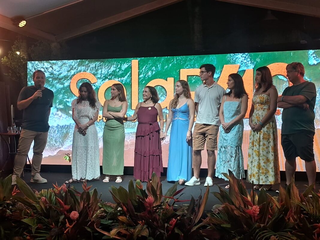 Momento da cerimônia no palco durante a comemoração dos 40 anos do Solar Porto de Galinhas. - Crédito: DT Momento da cerimônia no palco durante a comemoração dos 40 anos do Solar Porto de Galinhas. - Crédito: DT