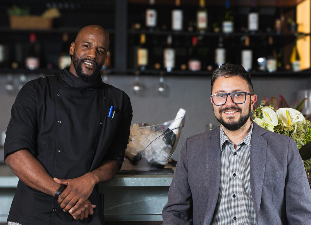 da direita para esquerda Joab Rodrigo Braz - chef de cozinha e Raul Gustavo de Freita, gerente de Alimentos e Bebidas - restaurante Origens - foto: Marco Carvalho