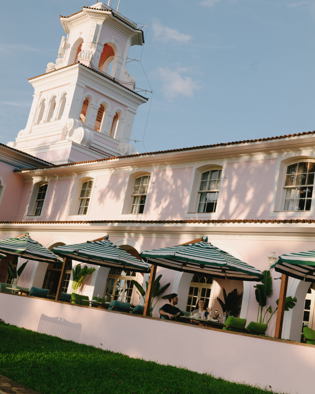 Fachada do Hotel das Cataratas, único hotel situado dentro do Parque Nacional do Iguaçu, com vista privilegiada para as famosas quedas d’água - Crédito: divulgação