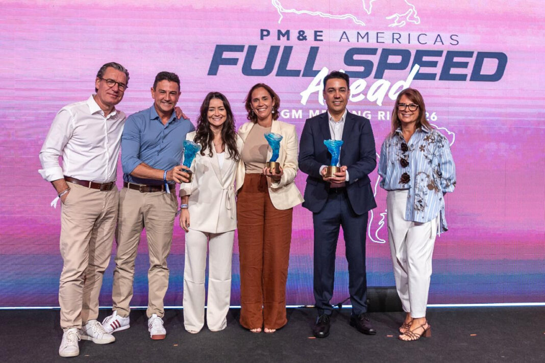 unnamed - 2026-03-23T161335.059 CEO Thomas Dubaere, Antonietta Varlese e Andreza Ranieri ao lado dos gerentes gerais dos hotéis premiados: Edmar Thomas (Novotel e ibis budget Sorocaba), Thais Pradella (ibis budget Maceió Pajuçara) e Leandro Moller (Novotel Santiago Las Condes) - Crédito: divulgação Accor