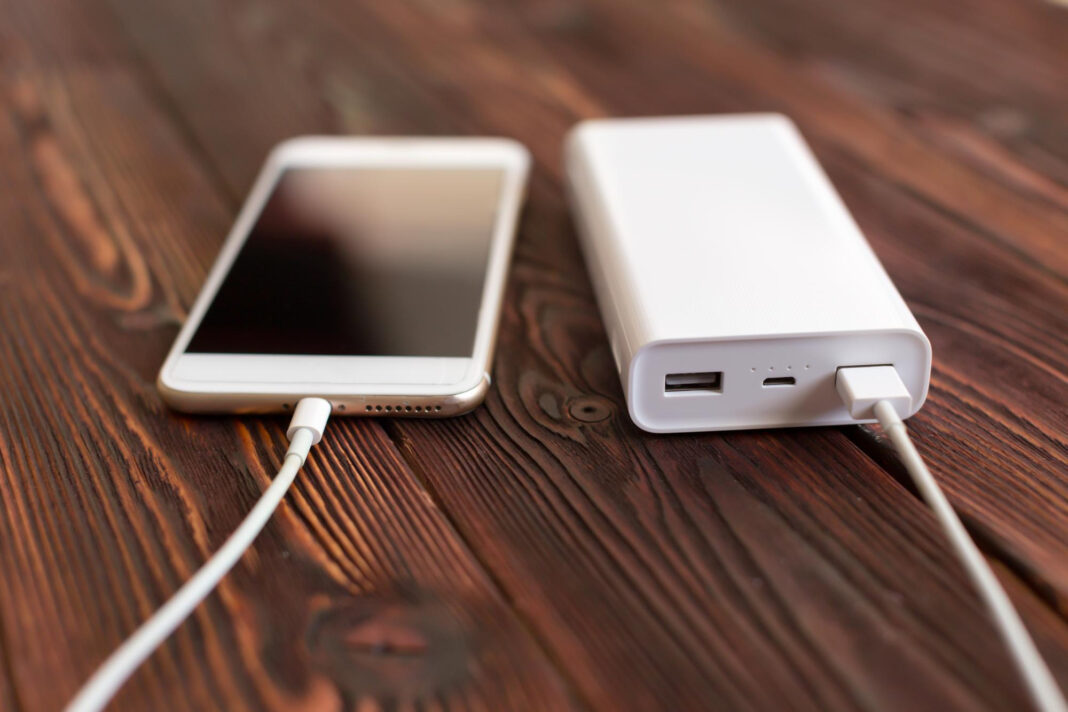 Powerbank no avião tem regra rígida e pode custar caro ao passageiro - Crédito: Freepik