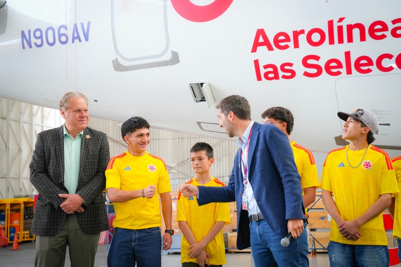 Ramón Jesurum, presidente da Federação Colombiana de Futebol e Gabriel Oliva, presidente da Avianca - Crédito: divulgação Avianca
