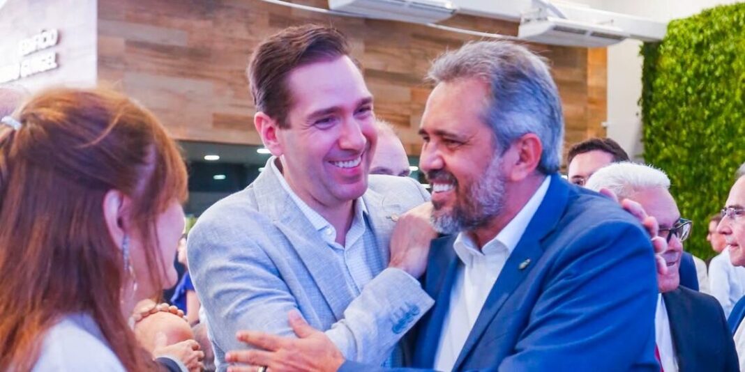 Eduardo Bismarck e o governador Elmano de Freitas durante agenda voltada ao fortalecimento do turismo no Ceará. Crédito: Divulgação