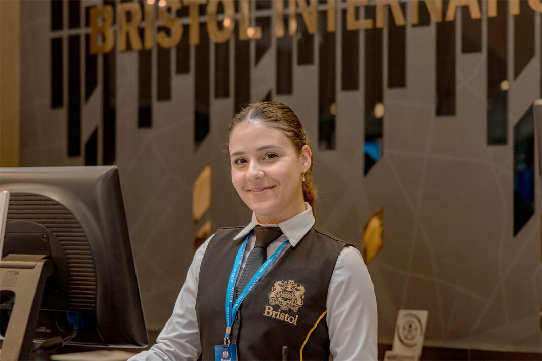 Recepcionista Bristol International - Guarulhos - Crédito: divulgação Recepcionista Bristol International - Guarulhos - Crédito: divulgação