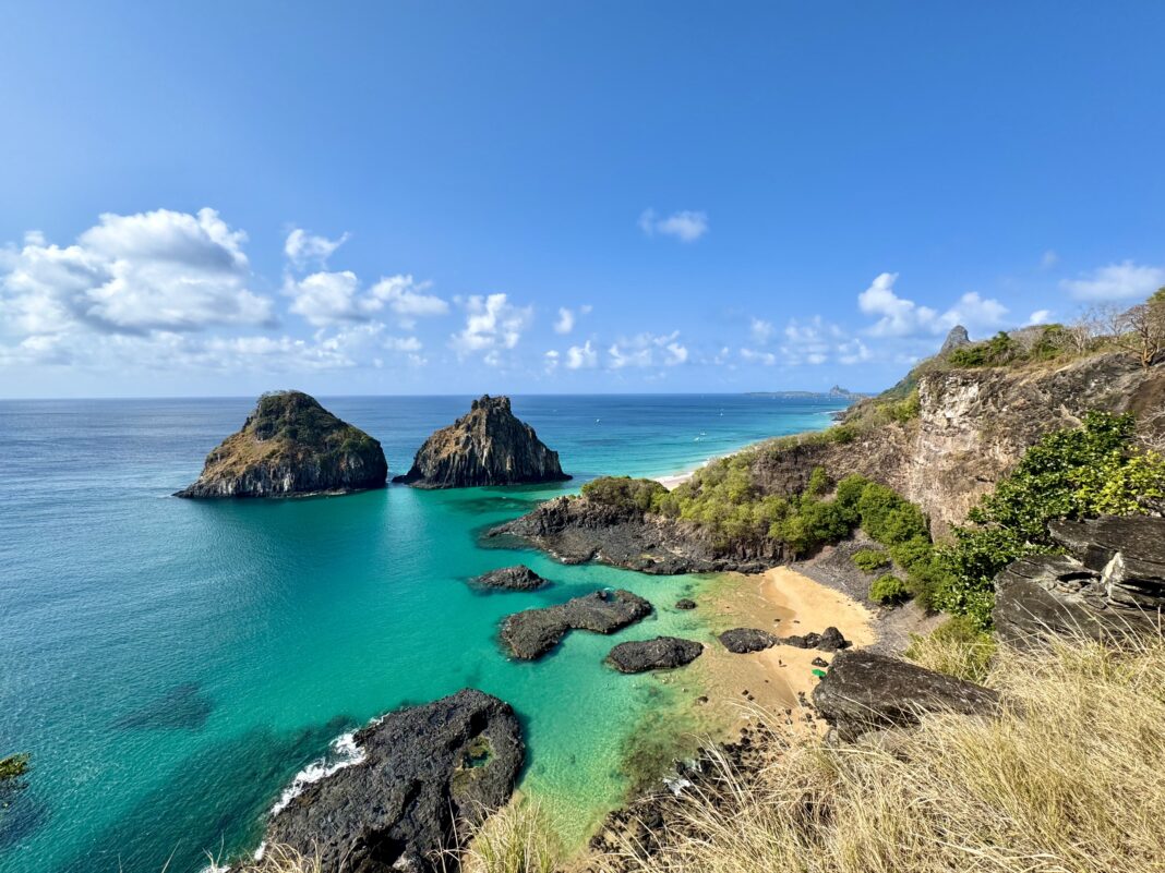 Considerado um dos destinos mais bonitos do Brasil, Fernando de Noronha combina natureza exuberante, mar azul e experiências únicas de turismo sustentável. - Crédito: Pedro Menezes Considerado um dos destinos mais bonitos do Brasil, Fernando de Noronha combina natureza exuberante, mar azul e experiências únicas de turismo sustentável. - Crédito: Pedro Menezes