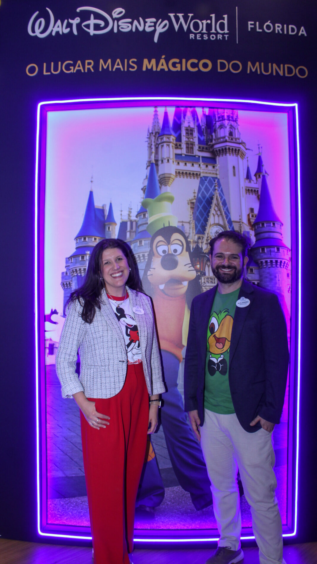 Alejandro Flores, head de Vendas & Marketing da Disney Destinations, e Bruna Bertozzo, gerente de Treinamentos para o Brasil da Disney Destinations, posam no estande da empresa durante a WTM Latin America 2026 - Foto: Felipe Maresca / DT Alejandro Flores, head de Vendas & Marketing da Disney Destinations, e Bruna Bertozzo, gerente de Treinamentos para o Brasil da Disney Destinations, posam no estande da empresa durante a WTM Latin America 2026 - Foto: Felipe Maresca / DT