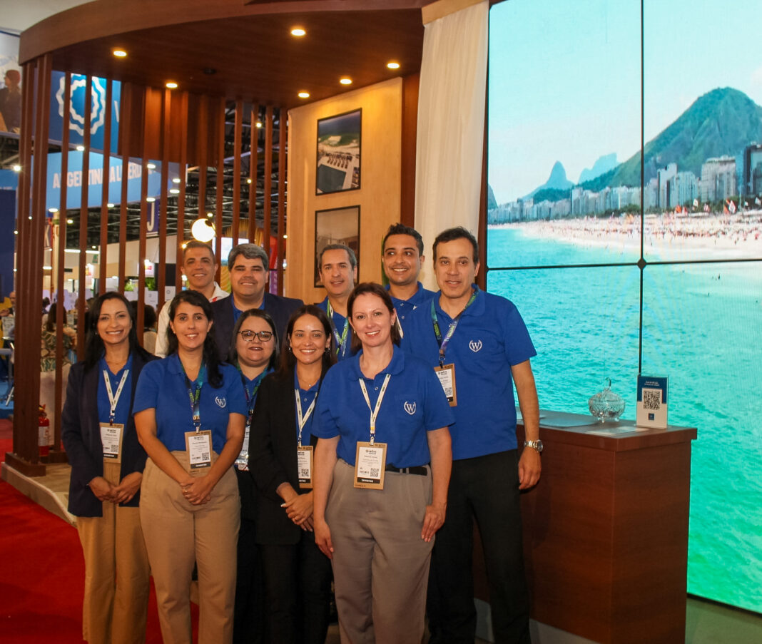 Vitor Almeida, gerente de Marketing e Comunicação Estratégica da rede Windsor Hotéis, posa ao lado da equipe presente na WTM Latin America 2026 - Crédito: Felipe Maresca / DT
