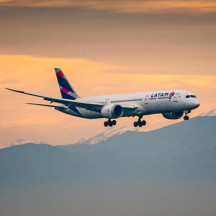 Avião da LATAM bate