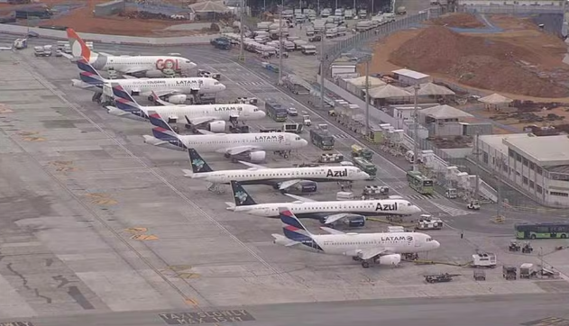 Aeronaves permanecem no pátio do Aeroporto de Congonhas durante interrupção nas operações causada por falha no controle de tráfego aéreo nesta quinta-feira (9) — Foto: Reprodução/Globonews