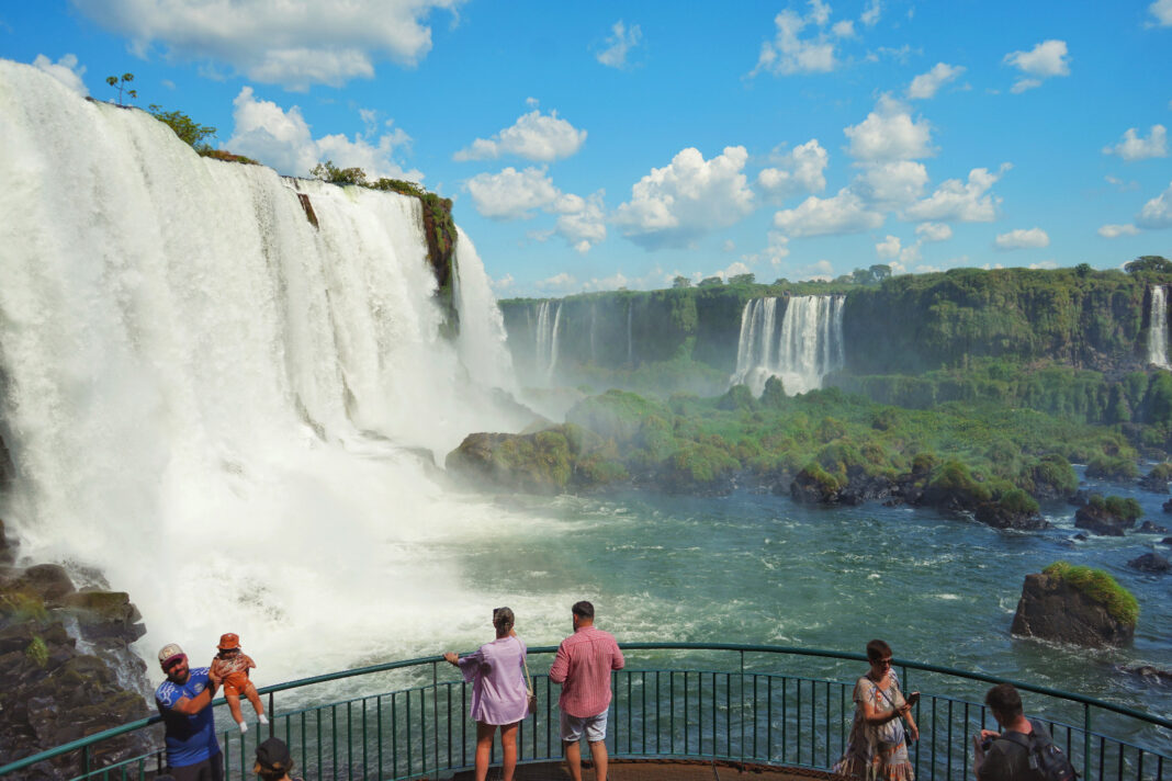 Cataratas do Iguaçu, conjunto de 275 quedas d’água considerado uma das sete maravilhas naturais do planeta. - Crédito: divulgação Urbia+Cataratas/Eagle Eye Company Cataratas do Iguaçu, conjunto de 275 quedas d’água considerado uma das sete maravilhas naturais do planeta. - Crédito: divulgação Urbia+Cataratas/Eagle Eye Company