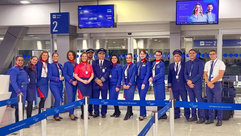 Tripulação do voo Fortaleza-Miami da LATAM e equipe da companhia no aeroporto de Fortaleza (Divulgação) Tripulação do voo Fortaleza-Miami da LATAM e equipe da companhia no aeroporto de Fortaleza (Divulgação)