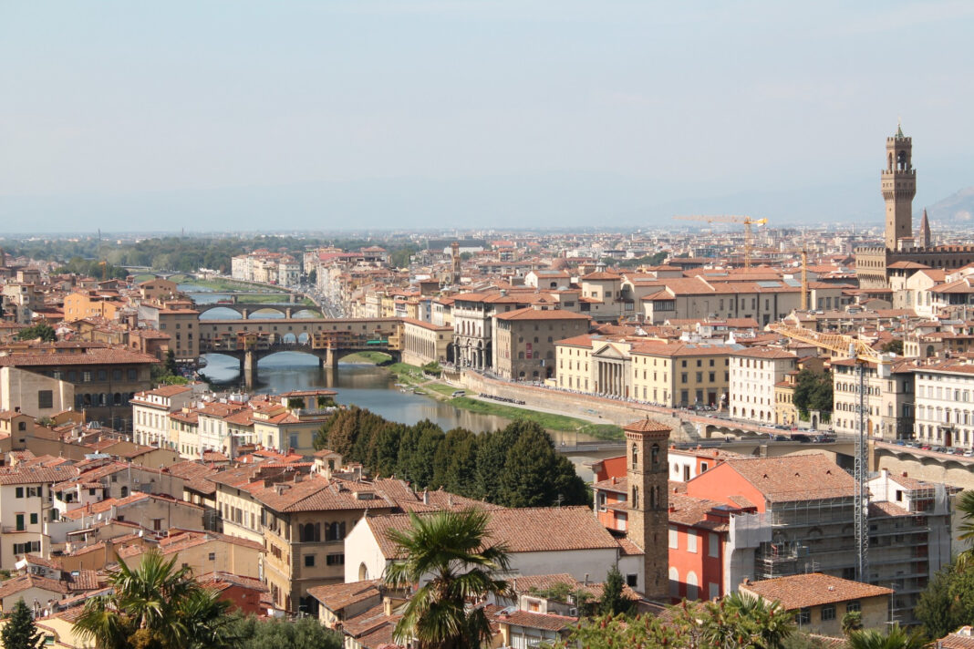 Vista panorâmica de Florença, na Itália, cidade que prepara novas restrições para aluguéis turísticos de curta duração. Crédito: Freepik / Magnific