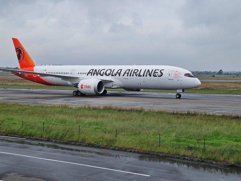Avião da TAAG Linhas Aéreas em pista de aeroporto de Luanda durante operação de voos extras
