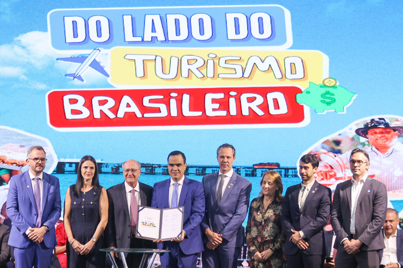 Turismo - Ao lado de ministros e do presidente da República em exercício, Geraldo Alckmin, o presidente da Embratur, Bruno Reis, participou da assinatura do Acordo de Cooperação (ACT) 