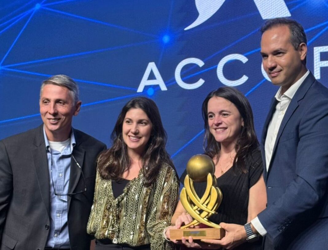 Marcus Simões, Vice-Presidente de Vendas da Accor, recebendo o Prêmio Parceiro de Valor ABRACORP - Crédito: divulgação