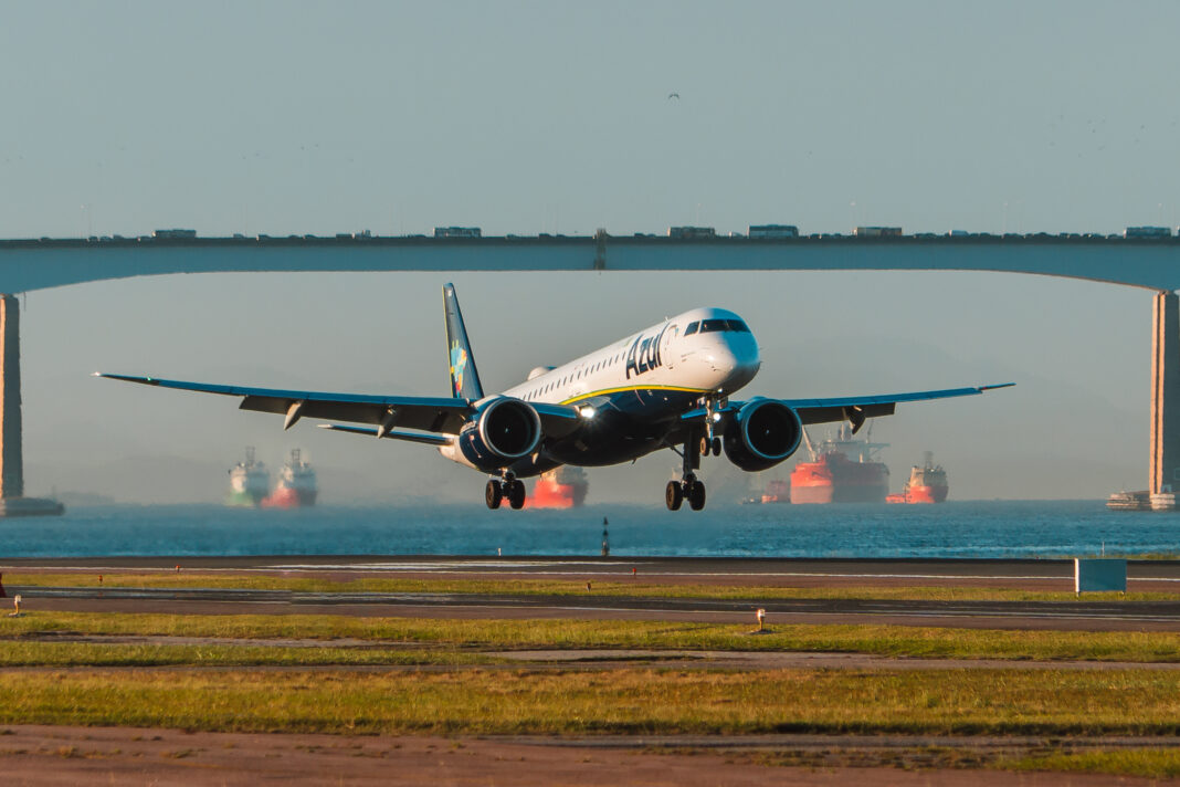 Avião da Azul em operação na malha aérea brasileira. Crédito: Divulgação/Azul. Azul amplia Brazil Airpass para turistas estrangeiros com descontos em pacotes aéreos para explorar destinos do Brasil - Jericoacoara