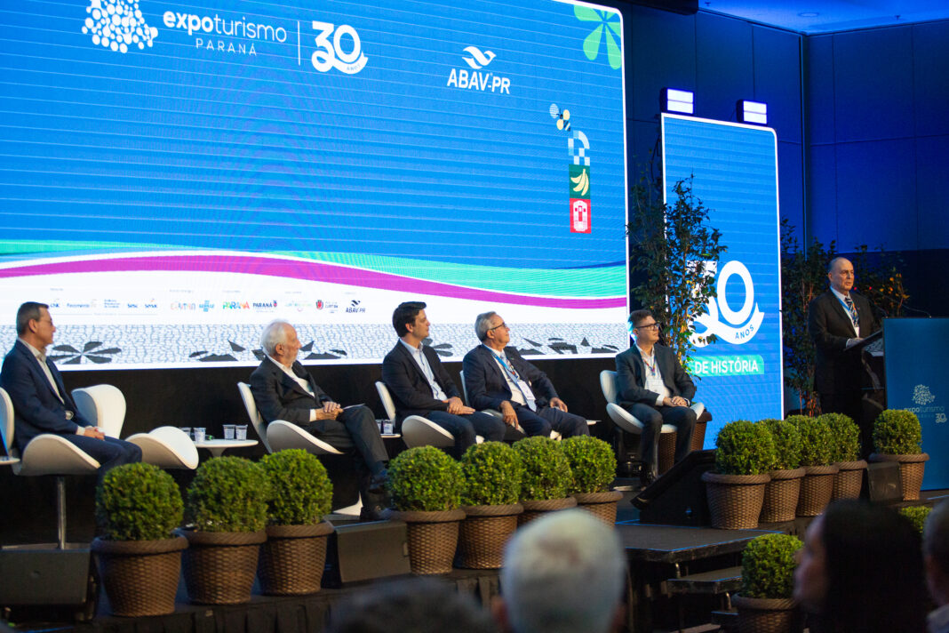 Geraldo Zaidan Rocha, presidente da ABAV-PR, durante discurso na 30ª Expo Turismo Paraná, em Curitiba. Crédito: Luis Batista Fotografia. Geraldo Zaidan Rocha, presidente da ABAV-PR, durante discurso na 30ª Expo Turismo Paraná, em Curitiba. Crédito: Luis Batista Fotografia.