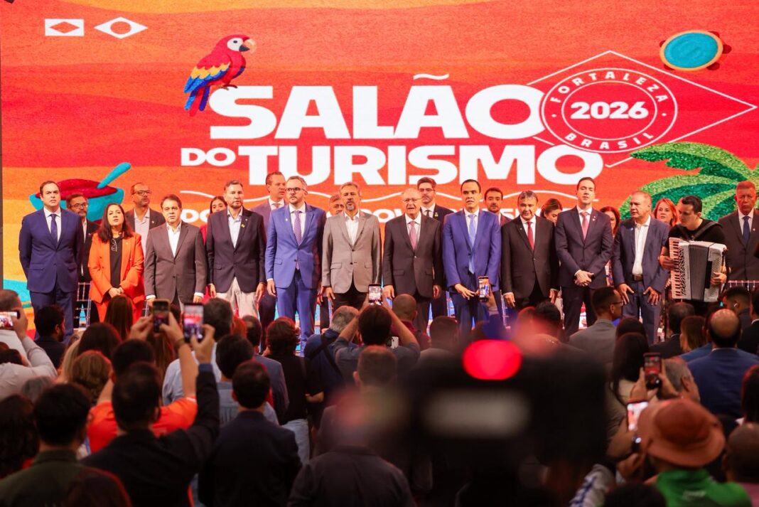 Autoridades e representantes do trade turístico participam da abertura do Salão do Turismo 2026 — crédito: Thaís Mesquita