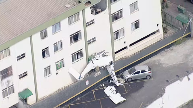 Avião caiu em prédio em Belo Horizonte. — Foto: Globocop / g1 Avião caiu em prédio em Belo Horizonte. — Foto: Globocop / g1