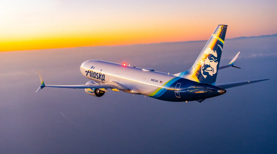 Aeronave da Alaska Airlines em operação nos Estados Unidos; companhia aérea enfrenta proposta de multa da FAA por supostas falhas relacionadas ao embarque de passageiros intoxicados. Crédito: Site oficial da Alaska Airlines Aeronave da Alaska Airlines em operação nos Estados Unidos; companhia aérea enfrenta proposta de multa da FAA por supostas falhas relacionadas ao embarque de passageiros intoxicados. Crédito: Site oficial da Alaska Airlines
