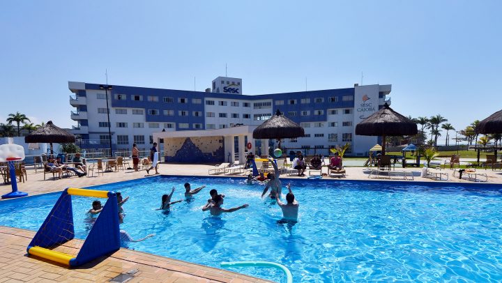 Sesc Caiobá é um dos principais destinos de turismo social do Paraná, reunindo hospedagem, lazer e estrutura completa no litoral paranaense. Crédito: Site oficial Sesc PR.