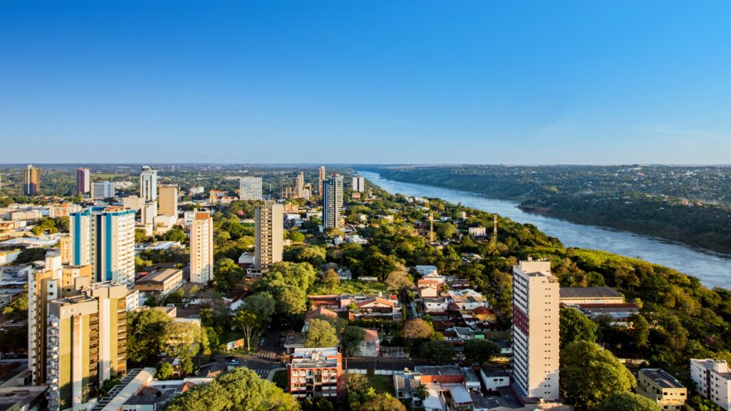 Vista aérea de Foz do Iguaçu, cidade que vem consolidando sua posição como um dos principais polos de lojas francas do país. Crédito: Divulgação Vista aérea de Foz do Iguaçu, cidade que vem consolidando sua posição como um dos principais polos de lojas francas do país. Crédito: Divulgação