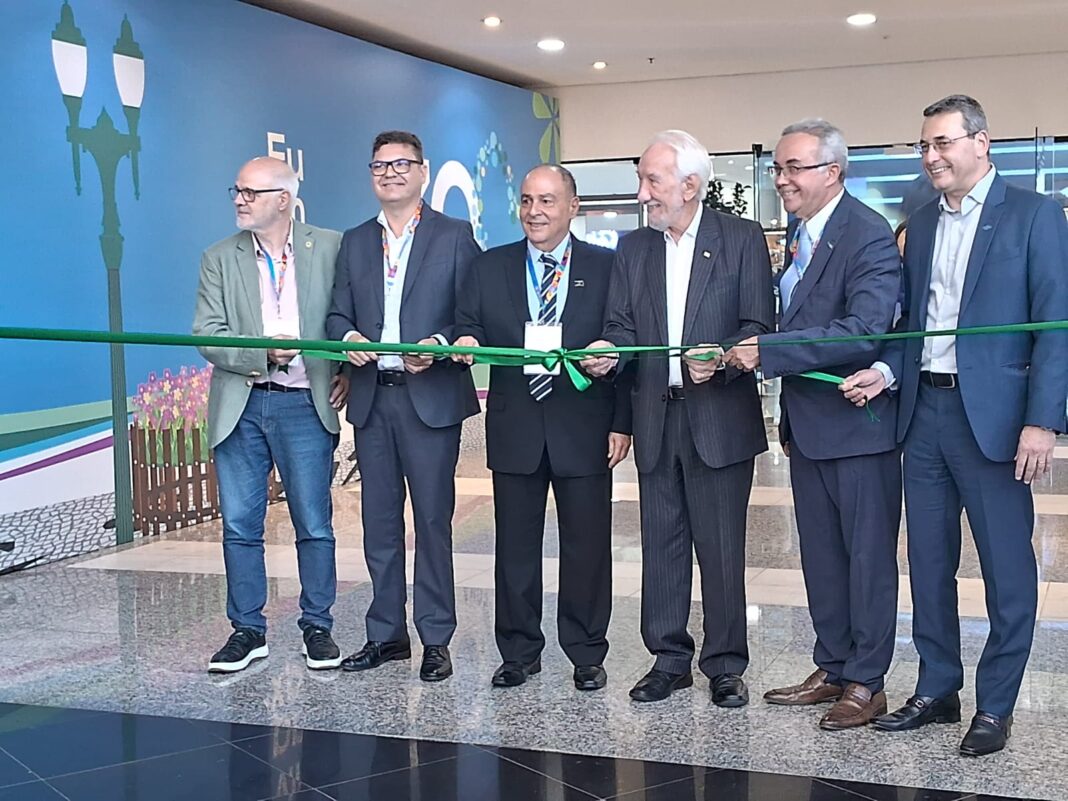 Autoridades realizam o corte da fita de abertura da Expo Turismo Paraná 2026, com destaque para Geraldo Zaidan Rocha, presidente da ABAV Paraná, e Darci Piana, vice-governador do Paraná, ao centro da imagem. Crédito: Cecilia Fazzini/DT