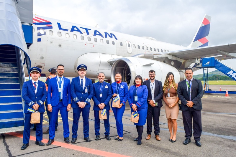 Tripulação da LATAM e representantes da Socicam na reinauguração da rota Juiz de Fora-Guarulhos (Crédito: Patrícia Lanini/Divulgação Aeroporto da Zona da Mata) Tripulação da LATAM e representantes da Socicam na reinauguração da rota Juiz de Fora-Guarulhos (Crédito: Patrícia Lanini/Divulgação Aeroporto da Zona da Mata)